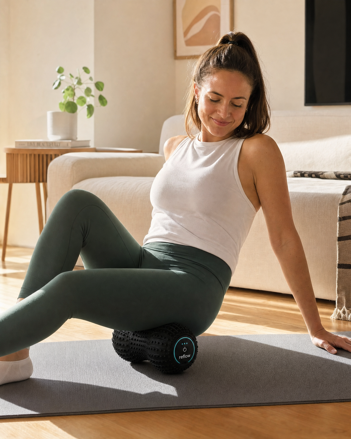 אישה משחררת את שריר השוק עם רולר RollerFlow בסלון
